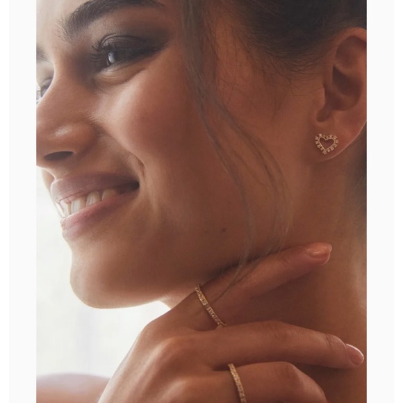 KENDRA SCOTT • Gold Ari Heart White Crystal Earrings - Picture 2 of 4